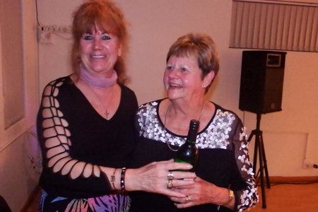 Regs ontvang Pop Malan haar geluktrekkingsprys van Margi Muller - getooi in Indiese drag met â€˜n geverfde kolletjie op haar voorkop 